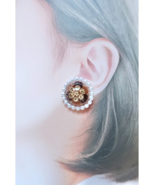 tone(トーン)の「【hazeleyes】パールが光るボリュームラウンド小ぶりイヤリング(Bonbonami ボンボンアミ)(MA)(イヤリング・レディース・グリーン/ブラウン/レッド・FREE)」の4枚目の写真