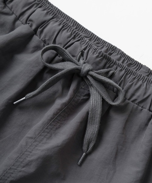 make a ray!(メイク ア レイ!)の「ワイドシルエット ナイロン無地カーゴショーツ /8色展開/ショートパンツ/バギーショーツ/水陸両用(その他パンツ・メンズ・ブラック/パープル/ベージュ/マスタード/グリーン/オリーブ/オレンジ/チャコールグレー・M/L/XL)」の9枚目の写真