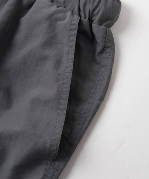 make a ray!(メイク ア レイ!)の「ワイドシルエット ナイロン無地カーゴショーツ /8色展開/ショートパンツ/バギーショーツ/水陸両用(その他パンツ・メンズ・ブラック/パープル/ベージュ/マスタード/グリーン/オリーブ/オレンジ/チャコールグレー・M/L/XL)」の13枚目の写真