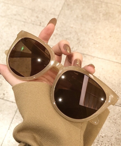 Ritzy(リッツィー)の「ボストン型サングラス(サングラス・レディース・ブラック/ホワイト/ブラウン/レッド/ベージュ系/ダークベージュ/ベージュ・FREE)」の4枚目の写真