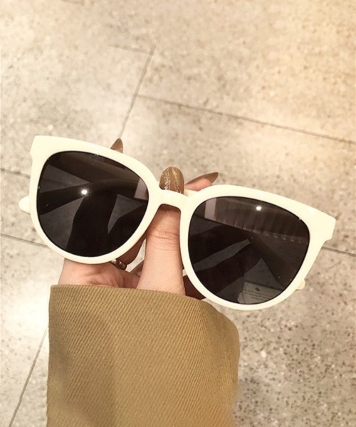 Ritzy(リッツィー)の「ボストン型サングラス(サングラス・レディース・ブラック/ホワイト/ブラウン/レッド/ベージュ系/ダークベージュ/ベージュ・FREE)」の2枚目の写真