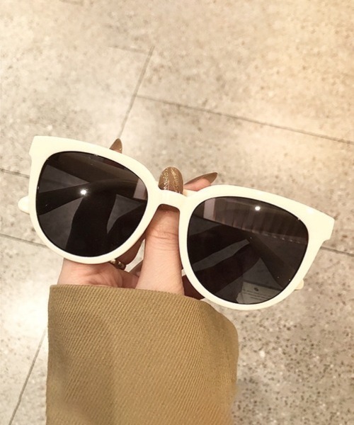 Ritzy(リッツィー)の「ボストン型サングラス(サングラス・レディース・ブラック/ホワイト/ブラウン/レッド/ベージュ系/ダークベージュ/ベージュ・FREE)」の11枚目の写真