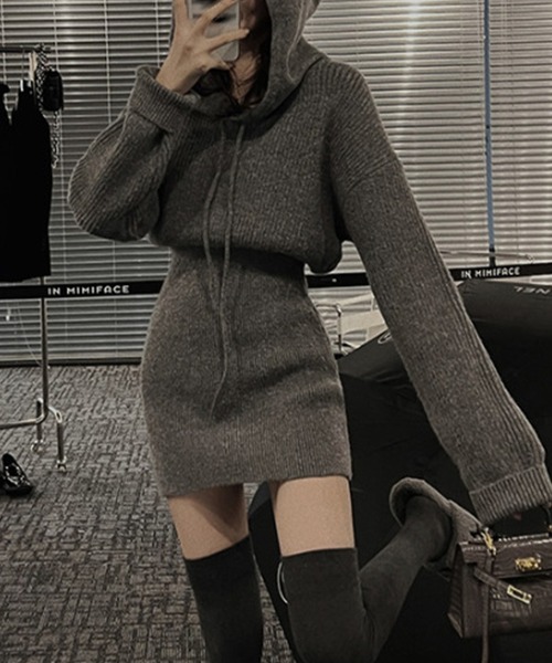 Jasmine Grandiflorum(ジャスミングランディフローラム)の「【Jasmine】ハイウエストフーデットニットワンピース (AW)(ワンピース・レディース・ホワイト/ブラック/グレー/レッド/マスタード・FREE)」の4枚目の写真