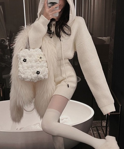 Jasmine Grandiflorum(ジャスミングランディフローラム)の「【Jasmine】ハイウエストフーデットニットワンピース (AW)(ワンピース・レディース・ホワイト/ブラック/グレー/レッド/マスタード・FREE)」の2枚目の写真