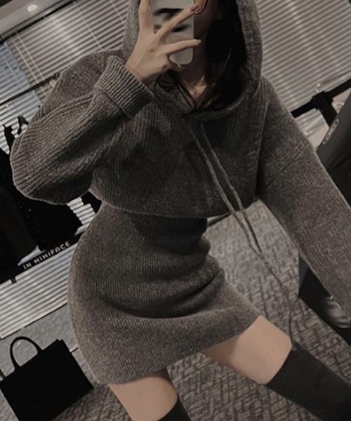 Jasmine Grandiflorum(ジャスミングランディフローラム)の「【Jasmine】ハイウエストフーデットニットワンピース (AW)(ワンピース・レディース・ホワイト/ブラック/グレー/レッド/マスタード・FREE)」の8枚目の写真