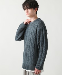 セミワイドシルエットケーブル編みクルーネックニット