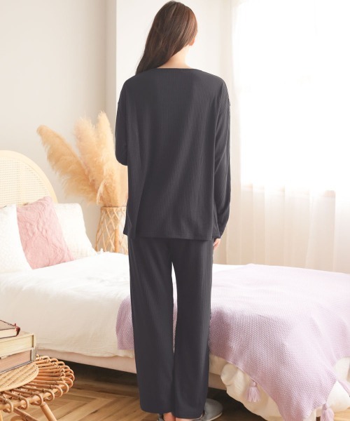 aimerfeel（エメフィール）の「【温活】着るだけ快眠 長袖 上下セット セットアップ（ルームウェア/パジャマ・レディース・チャコールグレー/ピンク/ブラック/ネイビー/ピンクベージュ/オフホワイト/シルバーグレー・LARGE/MEDIUM）」の9枚目の写真
