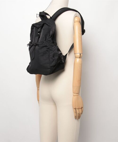 Beau're(ヴュレ)の「【BEAURE】軽量ナイロンリュック B-24057(バックパック/リュック・レディース・ブラック/アイボリー・FREE)」の5枚目の写真