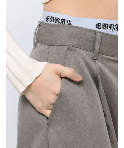 EVRIS(エヴリス)の「ロゴラインタックワイドパンツ【セットアップ着用可能】(その他パンツ・レディース・ブラック/グレー・MEDIUM/SMALL)」の12枚目の写真