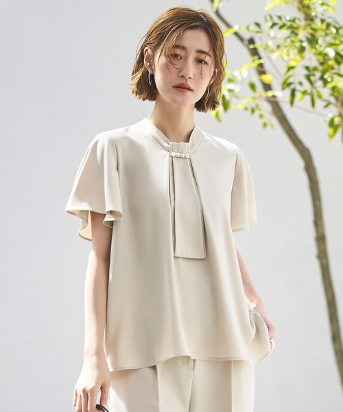 RUIRUE BOUTIQUE(ルイルエブティック)の「洗える ストレッチ | 選べるデザインフロントタックボウタイブラウス(半袖) | 半袖 トップス 体型カバー オフィスカジュアル 通勤服 華やか ボウタイ メタル パール ボリュームスリーブ ブラウス(シャツ/ブラウス・レディース・ブルー/ベージュ系1/ブラック/ライトベージュ/ホワイト系1/ブルー系1/ホワイト/ブラック系1・S/M/L/LL/3L/4L/5L)」の6枚目の写真