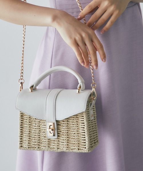 tocco closet（トッコ　クローゼット）の「２ＷＡＹショルダー付きフェイクレザー×カゴミニバッグ（かごバッグ・レディース・グレイッシュベージュ/オフホワイト・FREE）」の2枚目の写真