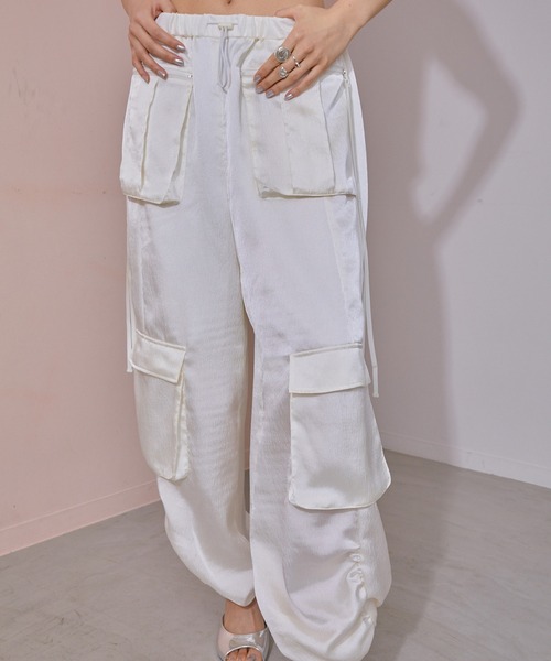 THINGS THAT MATTER（シングス ザット マター）の「CREPE SATIN PARACHUTE PANTS / クレープサテンパラシュートパンツ（カーゴパンツ・レディース・ホワイト/ブラック/ピンク・FREE）」の2枚目の写真