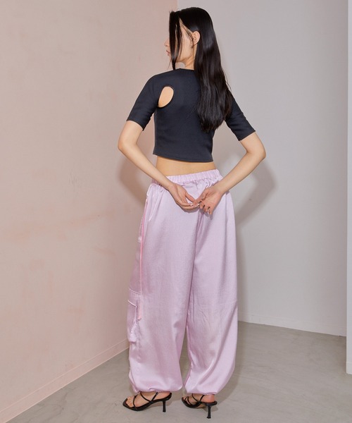 THINGS THAT MATTER（シングス ザット マター）の「CREPE SATIN PARACHUTE PANTS / クレープサテンパラシュートパンツ（カーゴパンツ・レディース・ホワイト/ブラック/ピンク・FREE）」の13枚目の写真