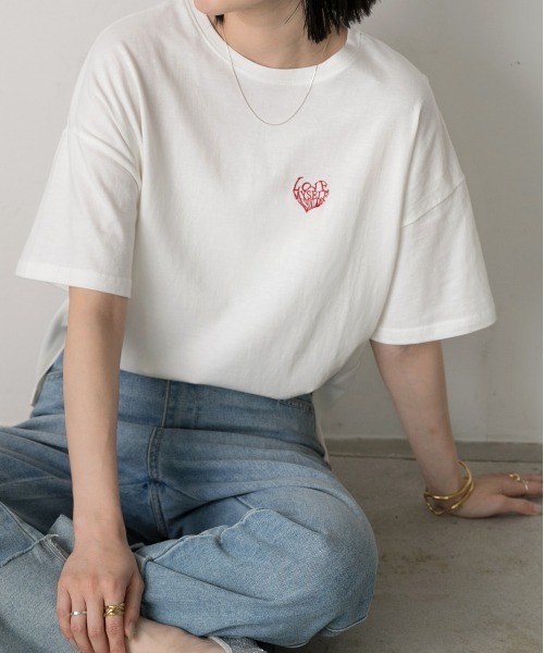 ad thie(アドティエ)の「ハート刺繍 ワンポイントTシャツ(Tシャツ/カットソー・レディース・オフホワイト/ブラック/ピンク・FREE)」の2枚目の写真