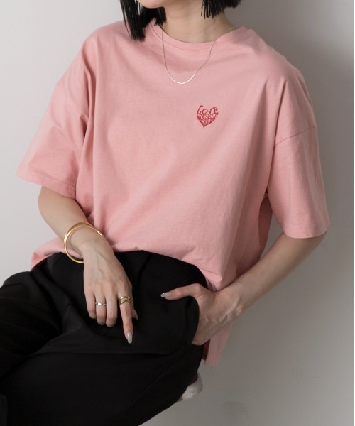 ad thie(アドティエ)の「ハート刺繍 ワンポイントTシャツ(Tシャツ/カットソー・レディース・オフホワイト/ブラック/ピンク・FREE)」の3枚目の写真