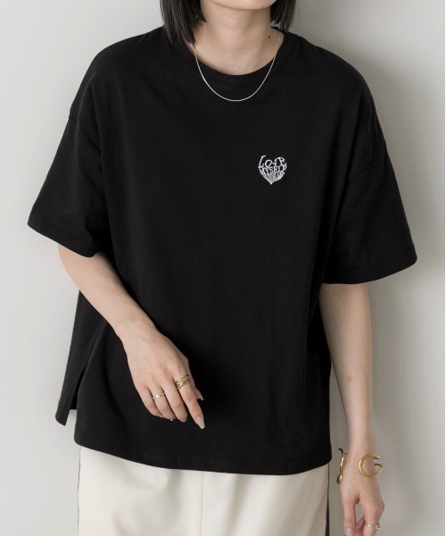 ad thie(アドティエ)の「ハート刺繍 ワンポイントTシャツ(Tシャツ/カットソー・レディース・オフホワイト/ブラック/ピンク・FREE)」の1枚目の写真