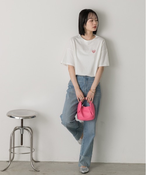 ad thie(アドティエ)の「ハート刺繍 ワンポイントTシャツ(Tシャツ/カットソー・レディース・オフホワイト/ブラック/ピンク・FREE)」の4枚目の写真