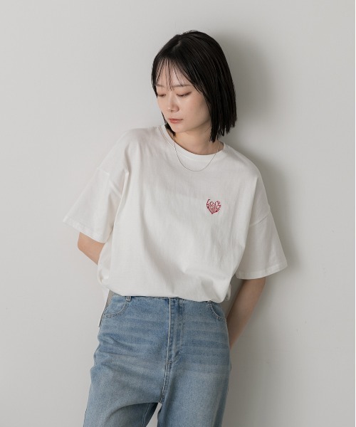 ad thie(アドティエ)の「ハート刺繍 ワンポイントTシャツ(Tシャツ/カットソー・レディース・オフホワイト/ブラック/ピンク・FREE)」の5枚目の写真