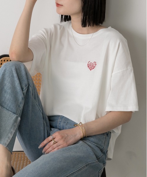 ad thie(アドティエ)の「ハート刺繍 ワンポイントTシャツ(Tシャツ/カットソー・レディース・オフホワイト/ブラック/ピンク・FREE)」の7枚目の写真