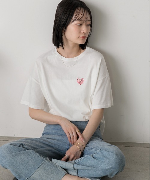 ad thie(アドティエ)の「ハート刺繍 ワンポイントTシャツ(Tシャツ/カットソー・レディース・オフホワイト/ブラック/ピンク・FREE)」の9枚目の写真