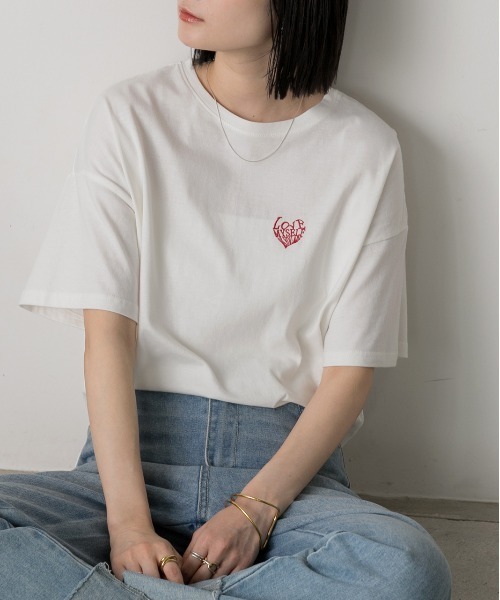 ad thie(アドティエ)の「ハート刺繍 ワンポイントTシャツ(Tシャツ/カットソー・レディース・オフホワイト/ブラック/ピンク・FREE)」の10枚目の写真