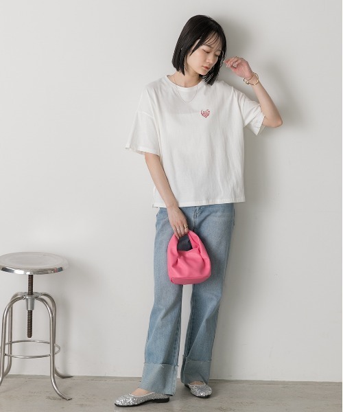 ad thie(アドティエ)の「ハート刺繍 ワンポイントTシャツ(Tシャツ/カットソー・レディース・オフホワイト/ブラック/ピンク・FREE)」の11枚目の写真