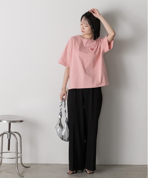 ad thie(アドティエ)の「ハート刺繍 ワンポイントTシャツ(Tシャツ/カットソー・レディース・オフホワイト/ブラック/ピンク・FREE)」の16枚目の写真