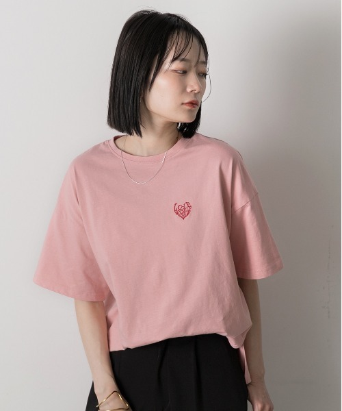 ad thie(アドティエ)の「ハート刺繍 ワンポイントTシャツ(Tシャツ/カットソー・レディース・オフホワイト/ブラック/ピンク・FREE)」の21枚目の写真