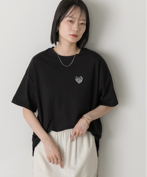 ad thie(アドティエ)の「ハート刺繍 ワンポイントTシャツ(Tシャツ/カットソー・レディース・オフホワイト/ブラック/ピンク・FREE)」の13枚目の写真