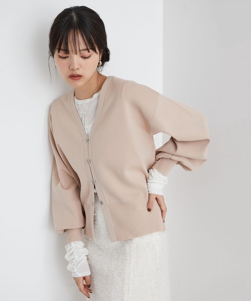 VIS（ビス）の「【アンチピリング/洗える】美smart Vネックホックデザインカーディガン（カーディガン/ボレロ・レディース・ブラック/オフホワイト/ピンク/ブルー系その他4・FREE）」の4枚目の写真