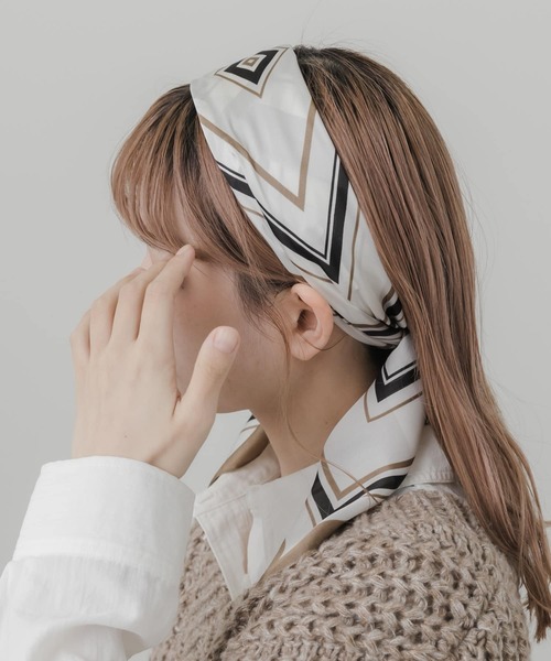 SMELLY(スメリー)の「スクエアパターンスカーフ(バンダナ/スカーフ・レディース・ベージュ系その他/ホワイト系その他・-)」の2枚目の写真