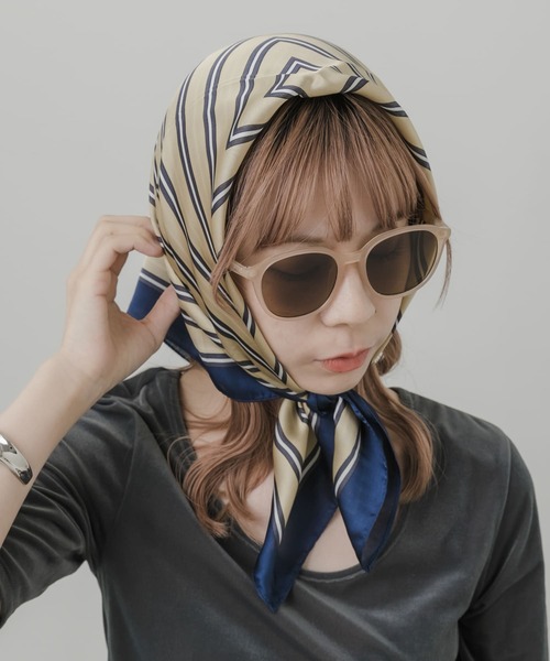 SMELLY(スメリー)の「スクエアパターンスカーフ(バンダナ/スカーフ・レディース・ベージュ系その他/ホワイト系その他・-)」の5枚目の写真