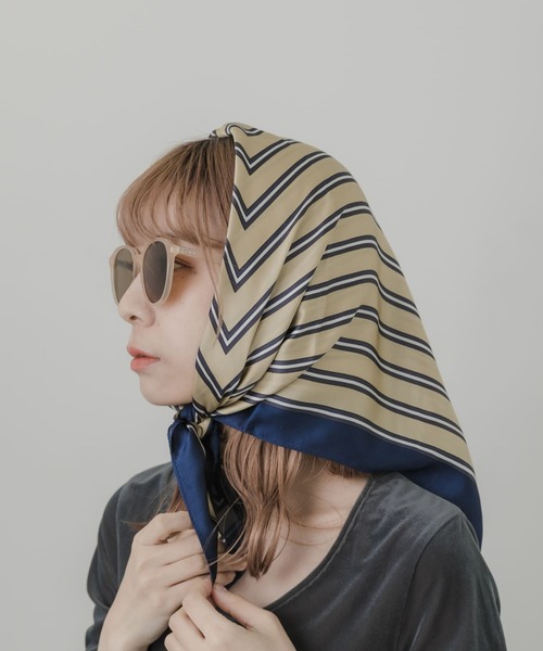 SMELLY(スメリー)の「スクエアパターンスカーフ(バンダナ/スカーフ・レディース・ベージュ系その他/ホワイト系その他・-)」の4枚目の写真