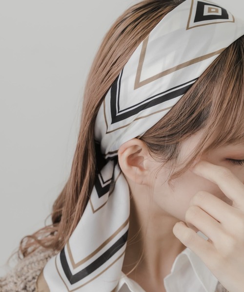 SMELLY(スメリー)の「スクエアパターンスカーフ(バンダナ/スカーフ・レディース・ベージュ系その他/ホワイト系その他・-)」の15枚目の写真