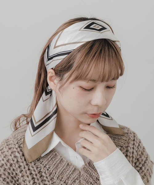 SMELLY(スメリー)の「スクエアパターンスカーフ(バンダナ/スカーフ・レディース・ベージュ系その他/ホワイト系その他・-)」の13枚目の写真