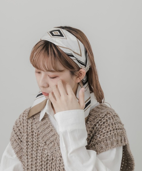 SMELLY(スメリー)の「スクエアパターンスカーフ(バンダナ/スカーフ・レディース・ベージュ系その他/ホワイト系その他・-)」の12枚目の写真