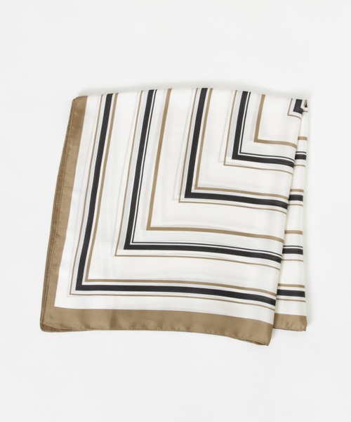 SMELLY(スメリー)の「スクエアパターンスカーフ(バンダナ/スカーフ・レディース・ベージュ系その他/ホワイト系その他・-)」の7枚目の写真