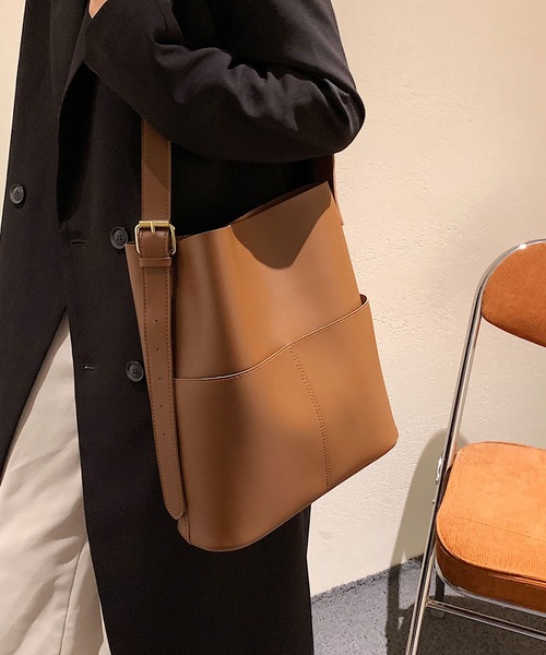 Asterellivi(アステレリビ)の「【7色展開】収納力抜群!上品なバケツショルダーバッグ(トートバッグ・レディース・ブラウン/キャメル/ダークブラウン/ワインレッド/ブラック/アイボリー/カーキ・FREE)」の2枚目の写真
