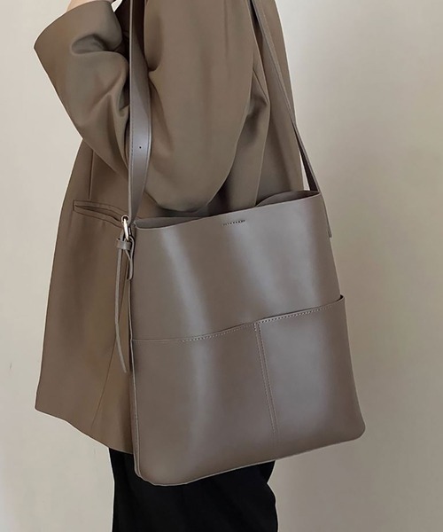 Asterellivi(アステレリビ)の「【7色展開】収納力抜群!上品なバケツショルダーバッグ(トートバッグ・レディース・ブラウン/キャメル/ダークブラウン/ワインレッド/ブラック/アイボリー/カーキ・FREE)」の6枚目の写真
