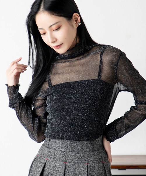 MILLION CARATS（ミリオンカラッツ）の「繊細なシアー素材にラメを散りばめた、どんなコーデも格上げするシアーラメ同色メロウトップス（シャツ/ブラウス・レディース・ブラック/オフホワイト・FREE）」の2枚目の写真