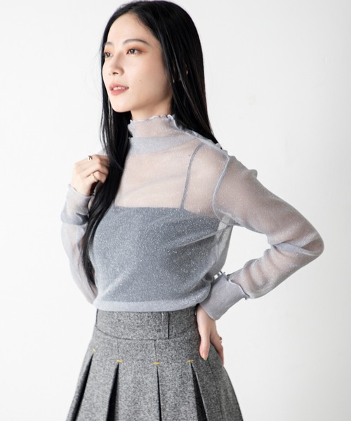 MILLION CARATS（ミリオンカラッツ）の「繊細なシアー素材にラメを散りばめた、どんなコーデも格上げするシアーラメ同色メロウトップス（シャツ/ブラウス・レディース・ブラック/オフホワイト・FREE）」の18枚目の写真