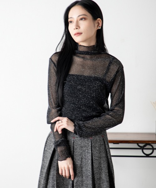 MILLION CARATS（ミリオンカラッツ）の「繊細なシアー素材にラメを散りばめた、どんなコーデも格上げするシアーラメ同色メロウトップス（シャツ/ブラウス・レディース・ブラック/オフホワイト・FREE）」の21枚目の写真