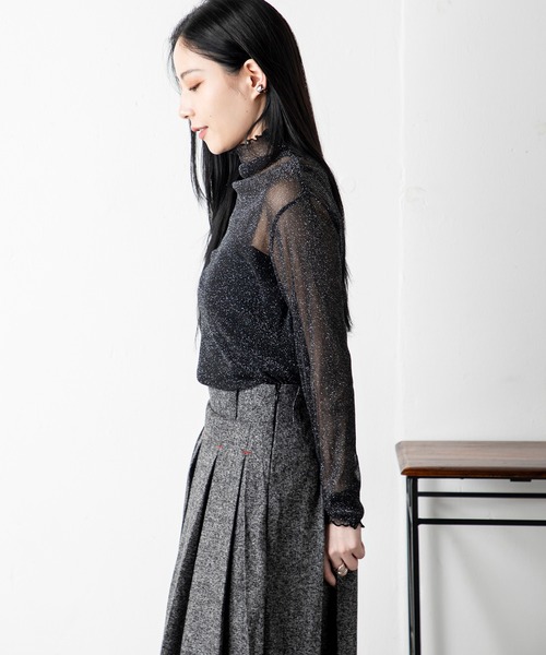 MILLION CARATS（ミリオンカラッツ）の「繊細なシアー素材にラメを散りばめた、どんなコーデも格上げするシアーラメ同色メロウトップス（シャツ/ブラウス・レディース・ブラック/オフホワイト・FREE）」の22枚目の写真