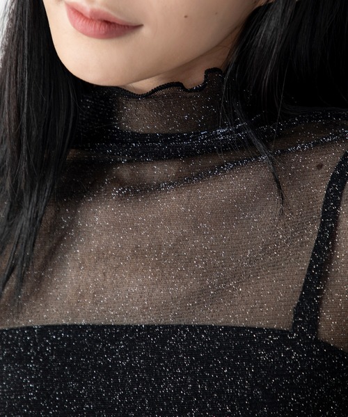 MILLION CARATS（ミリオンカラッツ）の「繊細なシアー素材にラメを散りばめた、どんなコーデも格上げするシアーラメ同色メロウトップス（シャツ/ブラウス・レディース・ブラック/オフホワイト・FREE）」の4枚目の写真