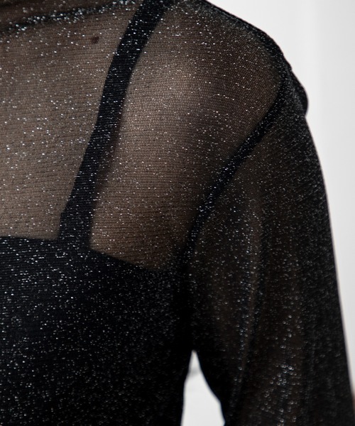 MILLION CARATS（ミリオンカラッツ）の「繊細なシアー素材にラメを散りばめた、どんなコーデも格上げするシアーラメ同色メロウトップス（シャツ/ブラウス・レディース・ブラック/オフホワイト・FREE）」の5枚目の写真