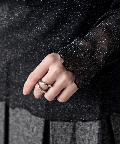 MILLION CARATS（ミリオンカラッツ）の「繊細なシアー素材にラメを散りばめた、どんなコーデも格上げするシアーラメ同色メロウトップス（シャツ/ブラウス・レディース・ブラック/オフホワイト・FREE）」の6枚目の写真