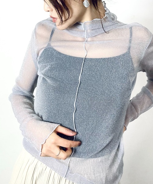 MILLION CARATS（ミリオンカラッツ）の「繊細なシアー素材にラメを散りばめた、どんなコーデも格上げするシアーラメ同色メロウトップス（シャツ/ブラウス・レディース・ブラック/オフホワイト・FREE）」の20枚目の写真