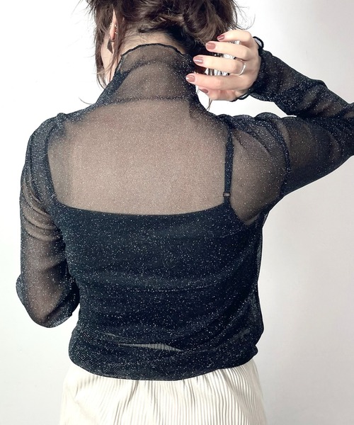 MILLION CARATS（ミリオンカラッツ）の「繊細なシアー素材にラメを散りばめた、どんなコーデも格上げするシアーラメ同色メロウトップス（シャツ/ブラウス・レディース・ブラック/オフホワイト・FREE）」の3枚目の写真