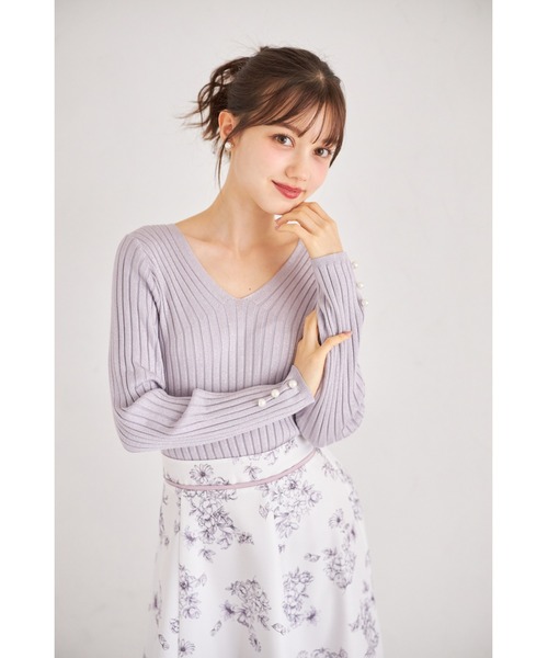 tocco closet(トッコ クローゼット)の「袖口パール付きVネックリブニットプルオーバー(ニット/セーター・レディース・ミント/ラベンダー/オフホワイト/グレイッシュブルー/ブラック・M)」の5枚目の写真