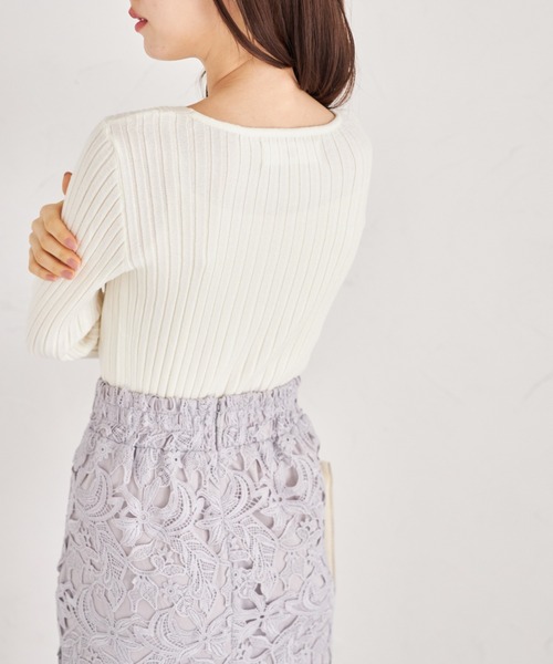 tocco closet(トッコ クローゼット)の「袖口パール付きVネックリブニットプルオーバー(ニット/セーター・レディース・ミント/ラベンダー/オフホワイト/グレイッシュブルー/ブラック・M)」の16枚目の写真